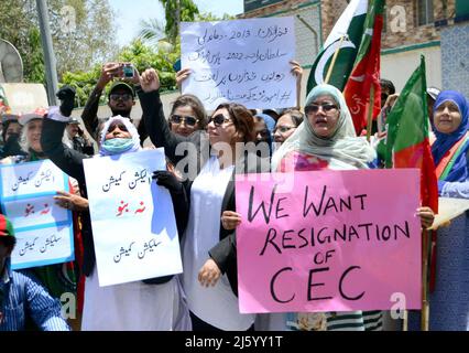 Hyderabad, Pakistan, 26 avril 2022. Les dirigeants et les activistes de Tehreek-e-Insaf (PTI) tiennent une manifestation pour réclamer des élections anticipées, en dehors du bureau de la Commission électorale provinciale du Pakistan, situé dans la région de Saddar à Karachi le mardi 26 avril 2022. Banque D'Images