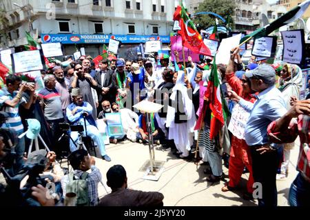 Hyderabad, Pakistan, 26 avril 2022. Les dirigeants et les activistes de Tehreek-e-Insaf (PTI) tiennent une manifestation pour réclamer des élections anticipées, en dehors du bureau de la Commission électorale provinciale du Pakistan, situé dans la région de Saddar à Karachi le mardi 26 avril 2022. Banque D'Images