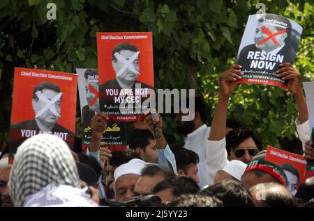 Hyderabad, Pakistan, 26 avril 2022. Les dirigeants et les activistes de Tehreek-e-Insaf (PTI) tiennent une manifestation pour réclamer des élections anticipées, en dehors du bureau de la commission électorale du Pakistan à Peshawar, le mardi 26 avril 2022. Banque D'Images