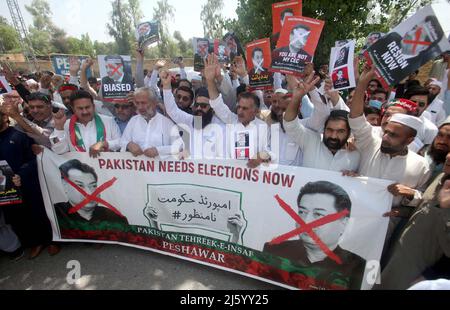 Hyderabad, Pakistan, 26 avril 2022. Les dirigeants et les activistes de Tehreek-e-Insaf (PTI) tiennent une manifestation pour réclamer des élections anticipées, en dehors du bureau de la commission électorale du Pakistan à Peshawar, le mardi 26 avril 2022. Banque D'Images