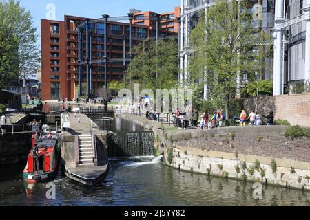 L'écluse de St Pancras sur le canal Regents par les Gasdétenteurs à Kings Cross, dans le nord de Londres, Royaume-Uni Banque D'Images