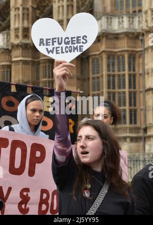 Londres, Royaume-Uni. 26th avril 2022. Un manifestant tient un écriteau qui indique « Refugees Welcome » pendant la démonstration. Des manifestants se sont rassemblés devant la Chambre des Lords, dans le vieux triage du Palais, pour manifester contre la loi sur la nationalité et les frontières et les lois de police. (Photo de Thomas Krych/SOPA Images/Sipa USA) crédit: SIPA USA/Alay Live News Banque D'Images