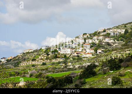 Magnifique paysage à Chypre avec de nombreuses maisons privées sur une colline sur un fond de ciel bleu Banque D'Images