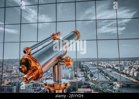 L'un des viseurs installés au sommet de la Tour Eiffel d'où vous pourrez admirer une vue imprenable sur la capitale française. Banque D'Images