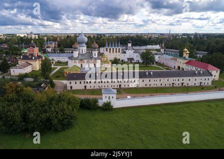 Vue de l'ancien monastère de Tikhvin Theotokos Assomption le jour d'août (tiré d'un quadricoptère). Leningrad, Russie Banque D'Images