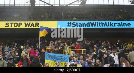 Ville de Dortmund, Allemagne. 26th Avr, 2022. Firo: 26th avril 2022 Fuvuball, 1.Bundesliga, saison 2021/2022, jeu de bénéfice pour les victimes de la guerre contre l'Ukraine par Poutine/Russie BVB, Borussia Dortmund - Dynamo Kyiv, fans dans le stade, affiche transparente, crédit: dpa/Alay Live News Banque D'Images