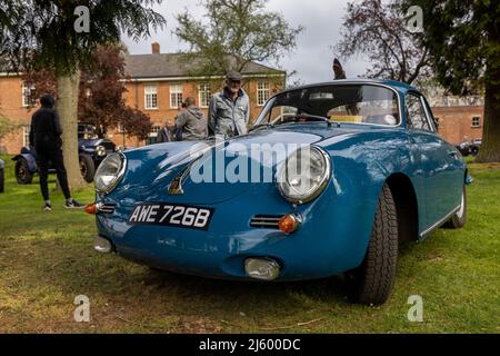 1964 Porsche 356 'AWE 726B' exposés au Scramble d'avril qui s'est tenu au Bicester Heritage Centre le 23rd avril 2022 Banque D'Images