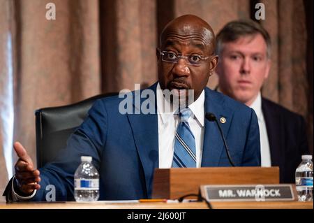 Washington, États-Unis. 26th avril 2022. Le sénateur américain Raphael Warnock (D-GA) a pris la parole à l'audience du comité sénatorial des banques, du logement et des affaires urbaines. Crédit : SOPA Images Limited/Alamy Live News Banque D'Images