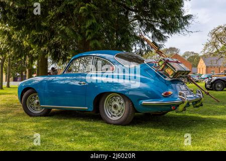 1964 Porsche 356 'AWE 726B' exposés au Scramble d'avril qui s'est tenu au Bicester Heritage Centre le 23rd avril 2022 Banque D'Images