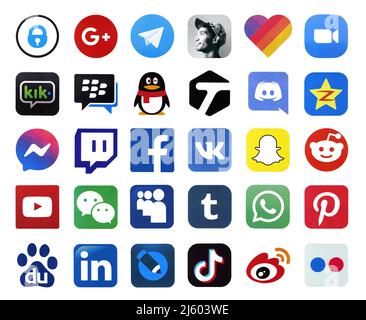 KHARKOV, UKRAINE - 24 FÉVRIER 2021: De nombreuses icônes de réseaux sociaux populaires et messagers pour le chat imprimé sur le livre blanc. Logos de communicat moderne Banque D'Images