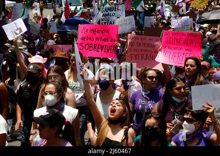 Mexico, Mexique. 24th avril 2022. Des femmes participent à une manifestation pour demander justice à Debanhi Escobar et aux milliers de femmes victimes de violences sexistes au Mexique. Ils condamnent les politiques des autorités judiciaires, des gouvernements fédéral, des États et des municipalités. (Credit image: © Luis Barron/eyepix via ZUMA Press Wire) Banque D'Images