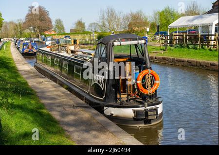 Bateaux étroits à Fradley Junction, Staffordshire, Angleterre Banque D'Images