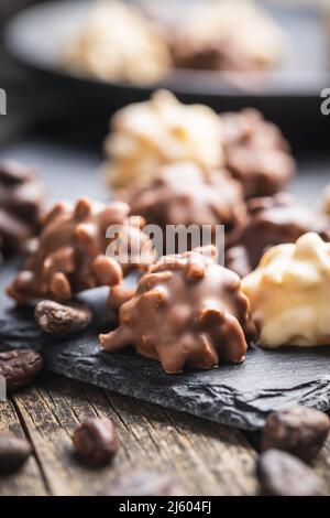 Truffes au chocolat. Sweer pralines sur table en bois. Banque D'Images