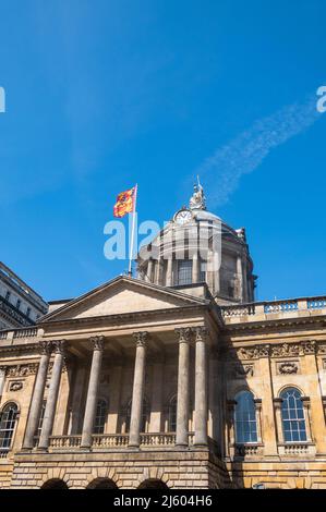 Hôtel de ville du centre-ville de Liverpool en vol du drapeau de l'Écosse Banque D'Images