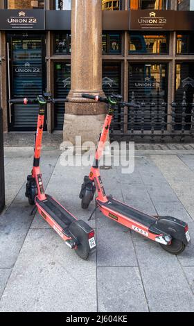 Deux trottinettes VOI dans le centre-ville de Liverpool Banque D'Images