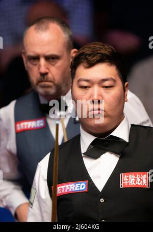 Yan Bingtao lors de son match contre Mark Williams lors du onze jour des Championnats du monde de Snooker de Betfred au Crucible, Sheffield. Date de la photo: Mardi 26 avril 2022. Banque D'Images