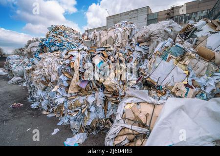 Déchets de papier pour le tri et l'archivage en vue du traitement dans une usine de recyclage du papier. Production de nouveau papier à partir de déchets. Banque D'Images