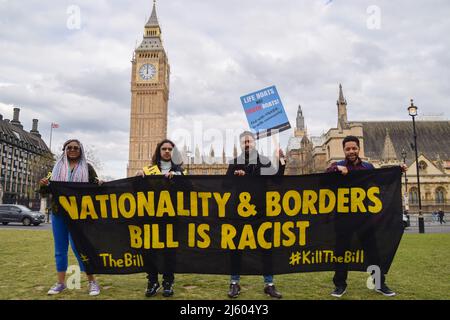 Londres, Angleterre, Royaume-Uni. 26th avril 2022. Les manifestants tiennent une bannière qui appelle le projet de loi sur la nationalité et les frontières ''raciste''. Tuez le projet de loi les manifestants se sont rassemblés sur la place du Parlement pour protester contre le projet de loi sur la police, la criminalité, la peine et les tribunaux, et contre le projet de loi sur la nationalité et les frontières. (Image de crédit : © Vuk Valcic/ZUMA Press Wire) Banque D'Images