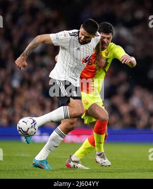 Aleksandar Mitrovic de Fulham (à gauche) et Scott McKenna de la forêt de Nottingham se battent pour le ballon lors du match de championnat Sky Bet à Craven Cottage, Londres. Date de la photo: Mardi 26 avril 2022. Banque D'Images