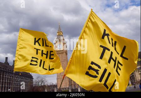 Londres, Angleterre, Royaume-Uni. 26th avril 2022. Les manifestants détiennent des drapeaux « Kill the Bill ». Tuez le projet de loi les manifestants se sont rassemblés sur la place du Parlement pour protester contre le projet de loi sur la police, la criminalité, la peine et les tribunaux, et contre le projet de loi sur la nationalité et les frontières. (Image de crédit : © Vuk Valcic/ZUMA Press Wire) Banque D'Images