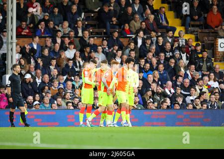 Fulham, Royaume-Uni. 26th avril 2022 : Craven Cottage, Fulham, Londres, Angleterre ; EFL Championship football, Fulham contre la forêt de Nottingham ; Philip Zinckernagel de la forêt de Nottingham célèbre son but avec des coéquipiers dans la 14th minute pour 0-1 Credit: Action plus Sports Images/Alay Live News Banque D'Images