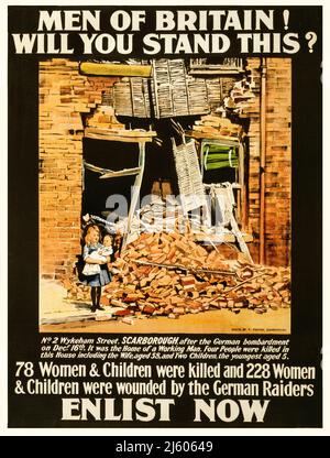 Une affiche de recrutement publicitaire britannique datant de 1915 montre une photo à la suite d'un raid aérien où 78 femmes et enfants ont été tués et 228 femmes et enfants blessés par les raids allemands. Affiche montrant une petite fille tenant un bébé, à l'extérieur d'un bâtiment endommagé par la bombe. 1915 photo de F. Foxton de Scarborough. Banque D'Images