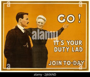 Une affiche britannique de recrutement publicitaire de 1915 avec une femme plus âgée encourageant un jeune homme à s'enrôler et le slogan, 'Go! C'est votre devoir.' Artiste inconnu. Banque D'Images