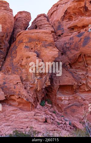 Overton, Nevada, États-Unis - 24 février 2010 : Vallée de feu. Gros plan de roches rouges cylindriques empilées les unes contre les autres avec des grottes, des taches noires et des rafles Banque D'Images