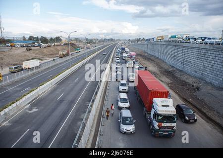 Circulation dense observée pendant les heures de pointe à la section Mlolongo de la Nairobi Expressway le long de la route Mombasa. Les dernières touches se poursuivent sur la construction de la route à péage longue 27,1km, la Nairobi Expressway devrait être achevée en juin 2022. La Nairobi Expressway est destinée à décongestionner la ville de Nairobi. Banque D'Images