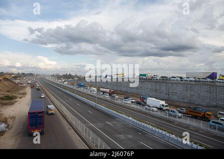 Circulation dense observée pendant les heures de pointe à la section Mlolongo de la Nairobi Expressway le long de la route Mombasa. Les dernières touches se poursuivent sur la construction de la route à péage longue 27,1km, la Nairobi Expressway devrait être achevée en juin 2022. La Nairobi Expressway est destinée à décongestionner la ville de Nairobi. Banque D'Images