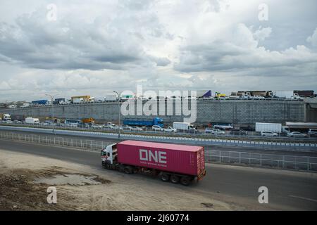 Circulation dense observée pendant les heures de pointe à la section Mlolongo de la Nairobi Expressway le long de la route Mombasa. Les dernières touches se poursuivent sur la construction de la route à péage longue 27,1km, la Nairobi Expressway devrait être achevée en juin 2022. La Nairobi Expressway est destinée à décongestionner la ville de Nairobi. Banque D'Images