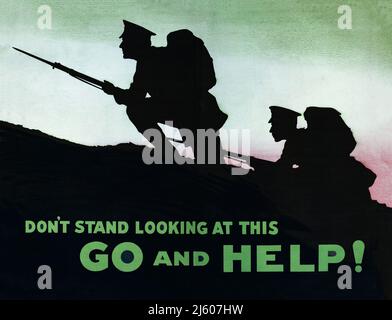 Affiche de recrutement publicitaire britannique de 1915, avec deux soldats portant des baïonnettes à la crête d'une colline, en silhouette. Le slogan est don't stand regarder ceci, aller et aider! Artiste inconnu. Une version modifiée de cette version est disponible à l'adresse Alay numéro 2J607MX Banque D'Images