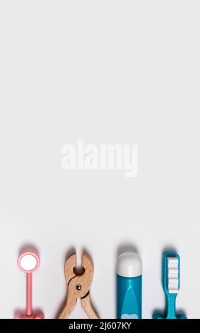 Bannière avec des outils de nettoyage dentaire et de dentiste. Concept de soins de santé. Pince, miroir, pâte, pinceau. Kit d'instruments dentaires pour enfants. Placer pour le texte. Photo de haute qualité Banque D'Images