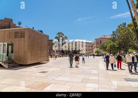 Plaza del Teatro Romano avec la pyramide de cristal dans le centre de la ville de Malaga. Une des villes européennes les plus visitées, située dans le sud de l'Espagne, Banque D'Images
