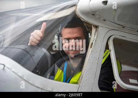 Glasgow, Écosse, Royaume-Uni. 26th avril 2022. PHOTO : l'événement de campagne du chef conservateur écossais Douglas Ross prend l'avion à l'aéroport de Glasgow avant les élections locales. Crédit : Colin Fisher/Alay Live News Banque D'Images