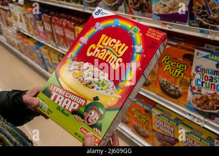 Des boîtes de céréales de petit déjeuner General Mills, dont des charmes lucky, sont exposées sur les étagères des supermarchés à New York le lundi 18 avril 2022. La Food and Drug Administration américaine a annoncé qu'elle enquêtait après avoir reçu des milliers de rapports indiquant que des personnes étaient devenues malades après avoir mangé les céréales.(© Richard B. Levine) Banque D'Images