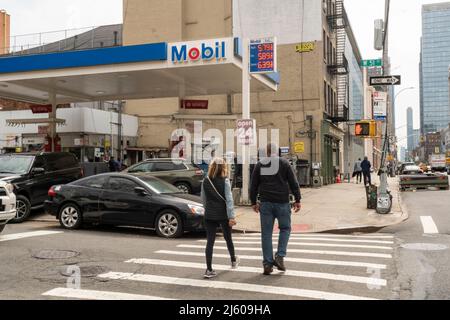 Une station-service Mobil à HellÕs Kitchen à New York le samedi 16,2022 avril. (© Richard B. Levine) Banque D'Images