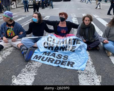 Les activistes de l'environnement affiliés à extinction Rebellion exécutent la désobéissance civile en bloquant la circulation sur la Sixième Avenue à New York le samedi 23 avril 2022. La manifestation a attiré l'attention sur l'inactivité du gouvernement pour arrêter la catastrophe climatique, les manifestants ont été arrêtés par la suite (© Frances M. Roberts) Banque D'Images