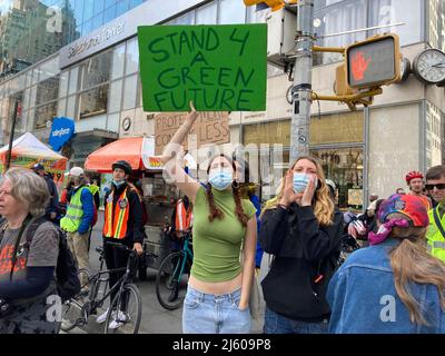 Les activistes de l'environnement affiliés à extinction Rebellion exécutent la désobéissance civile en bloquant la circulation sur la Sixième Avenue à New York le samedi 23 avril 2022. La manifestation a attiré l'attention sur l'inactivité du gouvernement pour arrêter la catastrophe climatique, les manifestants ont été arrêtés par la suite (© Frances M. Roberts) Banque D'Images