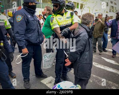 Les activistes de l'environnement affiliés à extinction Rebellion exécutent la désobéissance civile en bloquant la circulation sur la Sixième Avenue à New York le samedi 23 avril 2022. La manifestation a attiré l'attention sur l'inactivité du gouvernement pour arrêter la catastrophe climatique, les manifestants ont été arrêtés par la suite (© Frances M. Roberts) Banque D'Images