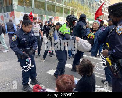Les activistes de l'environnement affiliés à extinction Rebellion exécutent la désobéissance civile en bloquant la circulation sur la Sixième Avenue à New York le samedi 23 avril 2022. La manifestation a attiré l'attention sur l'inactivité du gouvernement pour arrêter la catastrophe climatique, les manifestants ont été arrêtés par la suite (© Frances M. Roberts) Banque D'Images