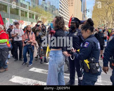 Les activistes de l'environnement affiliés à extinction Rebellion exécutent la désobéissance civile en bloquant la circulation sur la Sixième Avenue à New York le samedi 23 avril 2022. La manifestation a attiré l'attention sur l'inactivité du gouvernement pour arrêter la catastrophe climatique, les manifestants ont été arrêtés par la suite (© Frances M. Roberts) Banque D'Images