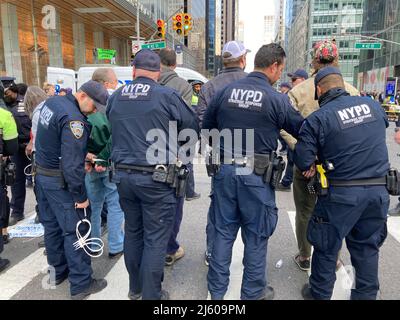Les activistes de l'environnement affiliés à extinction Rebellion exécutent la désobéissance civile en bloquant la circulation sur la Sixième Avenue à New York le samedi 23 avril 2022. La manifestation a attiré l'attention sur l'inactivité du gouvernement pour arrêter la catastrophe climatique, les manifestants ont été arrêtés par la suite (© Frances M. Roberts) Banque D'Images