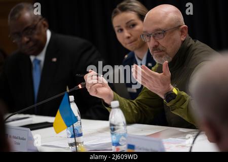 Ramstein Air base, Allemagne. 26th avril 2022. Le secrétaire à la Défense, Lloyd J. Austin III, et le ministre ukrainien de la Défense, Oleksii Reznikov, assistent à la réunion du Groupe consultatif de la Défense de l'Ukraine à la base aérienne de Ramstein, en Allemagne, le 26 avril 2002. Austin a rencontré ses homologues de l'OTAN et plus de 40 autres nations pour discuter des besoins actuels et futurs de l'Ukraine en matière de défense. (Image de crédit : © Chad McNeeley/DOD via ZUMA Press Wire Service/ZUMAPress.com) Banque D'Images