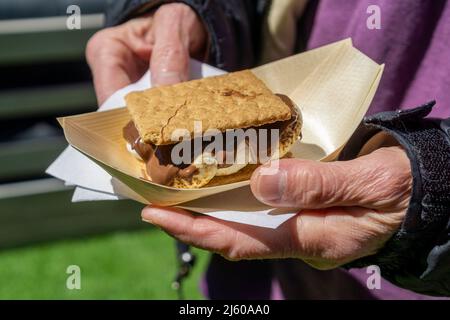 S’mores lors d’une activation de marque pour BIC EZ Reach briquet à Flatiron Plaza à New York le mercredi 20 avril 2022. Les visiteurs ont été traités pour libérer des m’ores, ce qui serait apparemment plus facile à créer dans votre feu de camp si vous avez enflammé le feu avec la plus longue portée du briquet BIC EZ Reach. (© Richard B. Levine) Banque D'Images