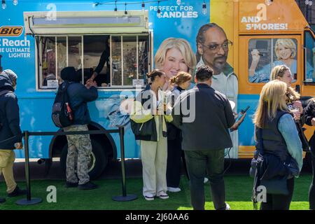 Activation de la marque pour BIC EZ Reach briquet à Flatiron Plaza à New York le mercredi 20 avril 2022. Les visiteurs ont été traités pour libérer des m’ores, ce qui serait apparemment plus facile à créer dans votre feu de camp si vous avez enflammé le feu avec la plus longue portée du briquet BIC EZ Reach. (© Richard B. Levine) Banque D'Images