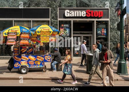 Un magasin de jeux vidéo GameStop à Herald Square à New York le samedi 23 avril 2022. (© Richard B. Levine) Banque D'Images