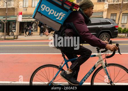 Un préposé à la livraison de GoPuff s'en est fait un pédalier lors de ses tours nommés à Chelsea, à New York, le jeudi 21 avril 2022. GoPuff est l'une des nombreuses entreprises en concurrence dans l'espace de livraison d'épicerie Ònear-instantanément. (© Richard B. Levine) Banque D'Images