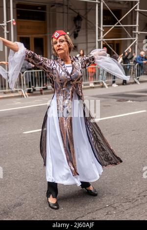 Les Américains d'origine iranienne et leurs partisans à la Perse Parade annuelle, de retour d'un hiatus pandémique de deux ans, sur Madison Ave., à New York, le dimanche 24 avril 2022. Le défilé célèbre le Nowruz, le nouvel an en langue farsi. La fête symbolise la purification de l'âme et remonte à la religion préislamique du zoroastrianisme. (© Richard B. Levine) Banque D'Images