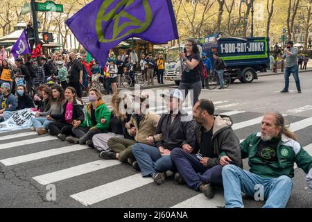 Les activistes de l'environnement affiliés à extinction Rebellion exécutent la désobéissance civile en bloquant la circulation sur la Sixième Avenue à New York le samedi 23 avril 2022. La manifestation a attiré l'attention sur l'inactivité du gouvernement pour mettre fin à la catastrophe climatique, les manifestants ont ensuite été arrêtés (© Richard B. Levine) Banque D'Images
